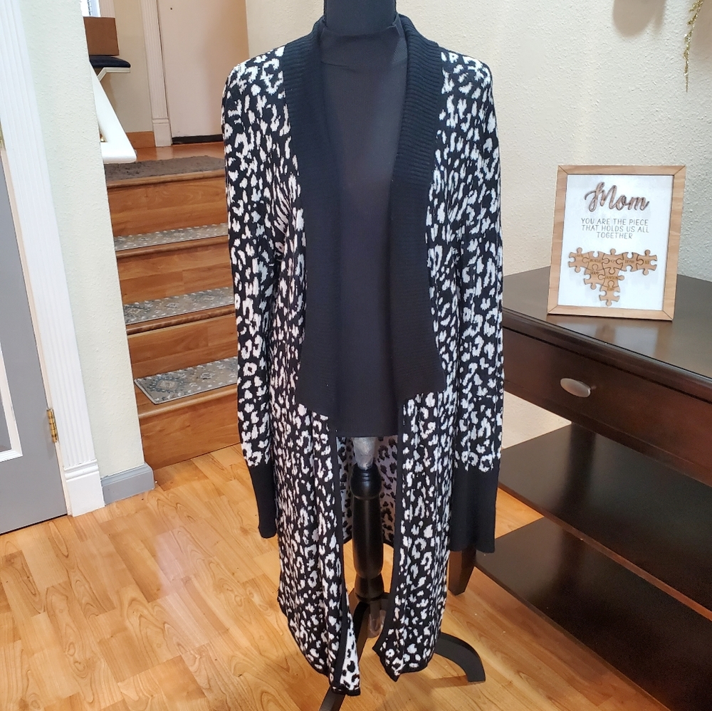 Long black/white sweater with black trim# BUNDLE TO SAVE MORE